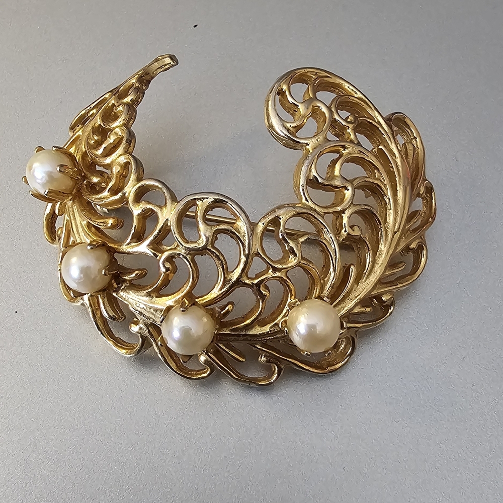 VINTAGE BROOKS SIGNED GOLD METAL TEXTURED ,PEARL LEAF FLOWER PIN JEWELRY